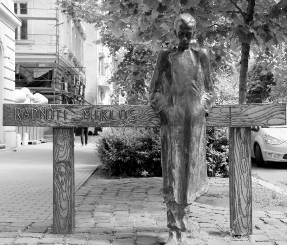 Statue de Miklós Radnóti, rue Nagymező