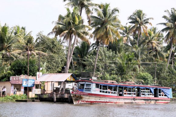 Bateau-bus dans les Backwaters du Kerala