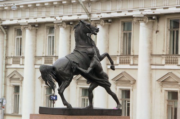 Dompteur de cheval devant le palais Anitchkov