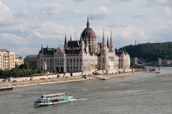 Parlement devant le Danube