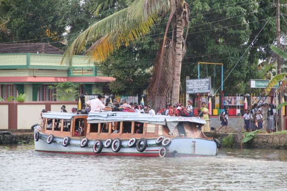 Bateau-bus dans les Backwaters du Kerala