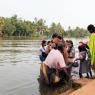 A la sortie de l'école dans les Backwaters du Kerala