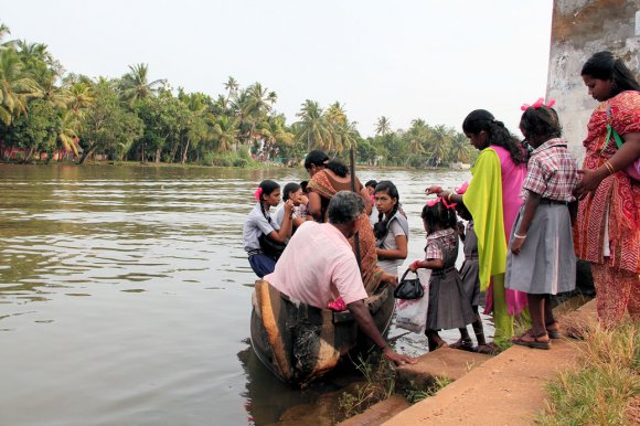 A la sortie de l'école dans les Backwaters du Kerala