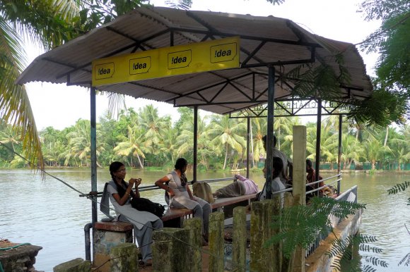 Arrêt de bateau-bus dans les Backwaters du Kerala