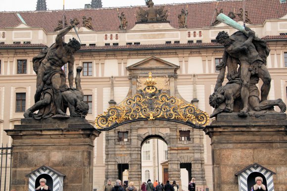 Château de Prague, Première cour - Les géants