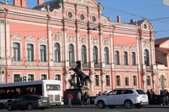 Dompteur de cheval devant le Musée de la democracie dans la Russie moderne